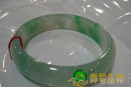 自古以来宝刀配英雄人物,佳人配翠玉,那什么样的翡翠镯子好呢? 第2张