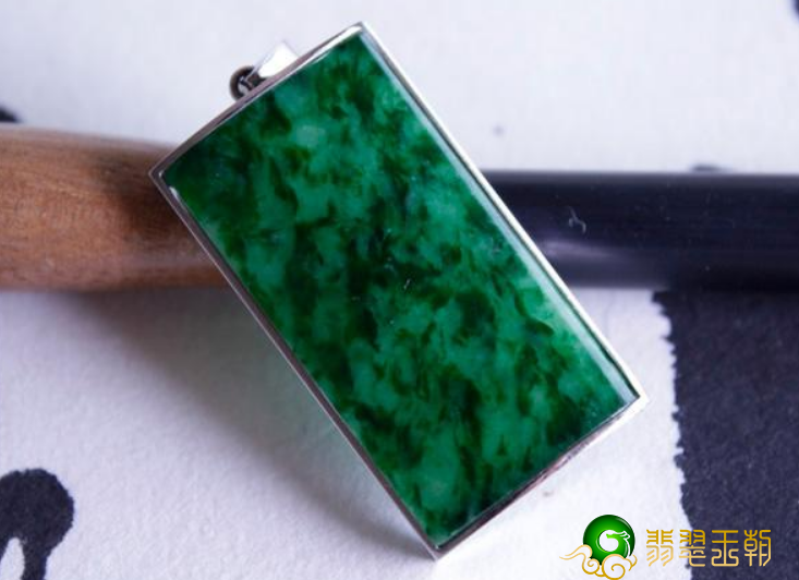 翡翠的成分关键是什么呢？真实实际意义上的翡翠就是指哪样矿物质？   第1张