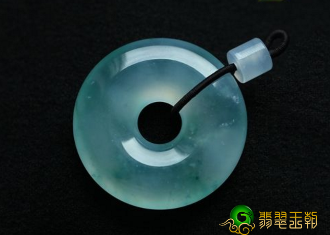 配戴翡翠时必须注意什么，留意这几个方面会给你的翡翠更好看   第1张