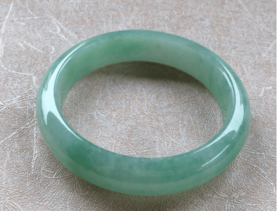 想知道豆种翡翠手镯价格表?看这里就知道! 第2张