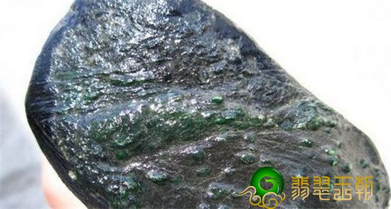 4 种根据皮壳分辨翡翠翡翠赌石“种老”和“种嫩”的方式   第5张