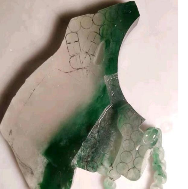 
                大师亲自设计，将一块高冰飘绿的翡翠板料，做成了链雕观音
   第2张