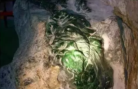 据说这块翡翠原石价值十亿?价值这么高为何无人问津? 第2张