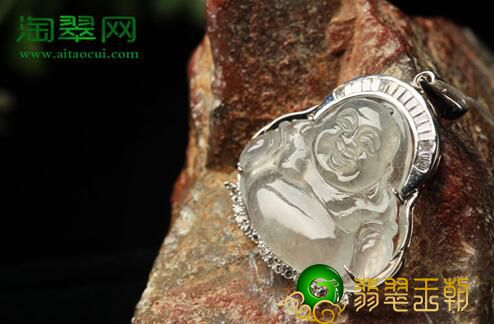 选择翡翠笑佛吊坠的方式  配戴翡翠笑佛吊坠的益处详细介绍   第2张