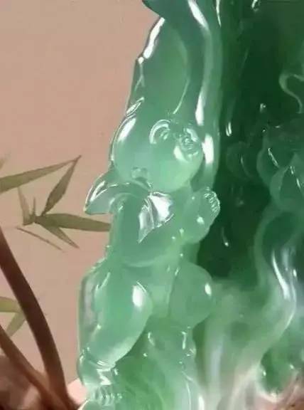 
                非比寻常的翡翠原石毛料，竟雕刻成传世之宝，第一眼你看到了什么
   第7张