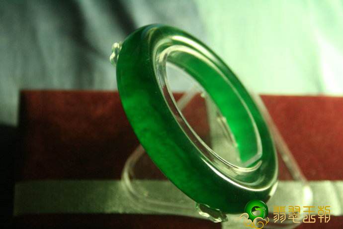 翡翠镯子什么样好,翡翠色调的优劣 第1张