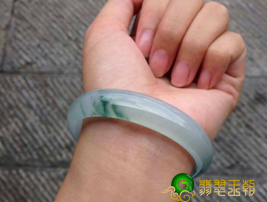 配戴翡翠对人体有什么益处呢？但这几个方面还要谨记哦。   第2张