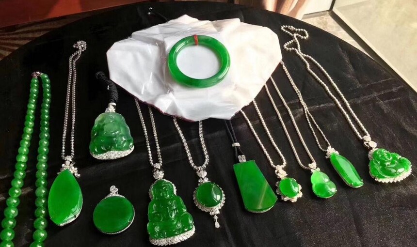 
                翡翠是镶嵌的好还是裸石好？看完你就知道了
   第1张