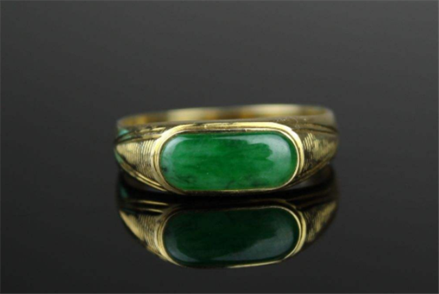 翡翠戒指应该戴在哪个手指上？原来每个手指的含义都不同！(图文)   第1张