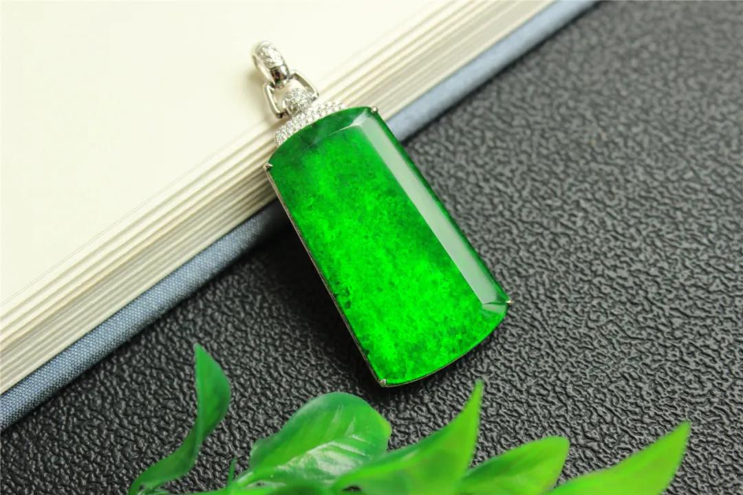 
                翡翠的收藏价值体现在哪？看完这些你就懂！
   第3张