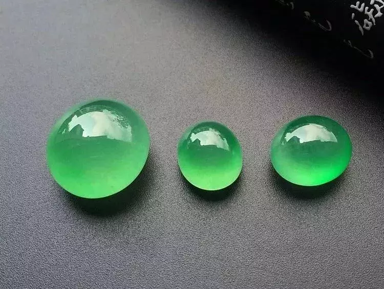 
                小小翡翠蛋面却爆出天价，原来贵在这里
   第1张