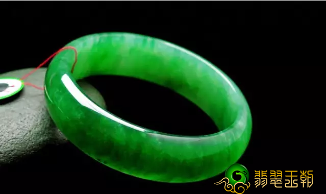 翡翠真的会越戴越绿吗，真翡翠会越戴越透亮吗   第2张