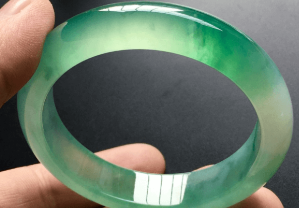 
                晴水翡翠手镯多少钱？哪里买晴水翡翠比较靠谱？
   第1张