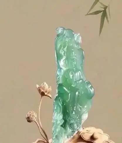 
                非比寻常的翡翠原石毛料，竟雕刻成传世之宝，第一眼你看到了什么
   第8张