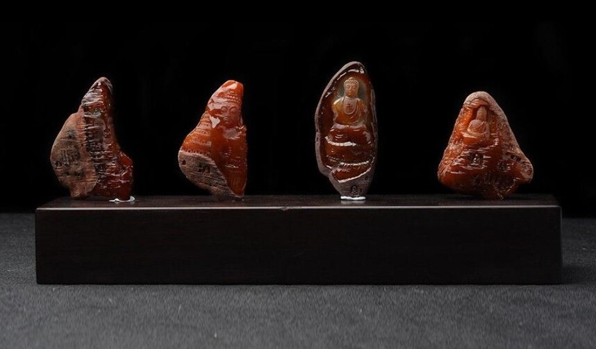 
                玉雕师用红翡雕刻四大名窟，原来带皮色翡翠竟然那么美
   第1张