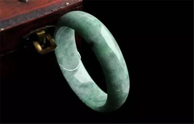 豆青种翡翠的价格是多少？综合多方面来看一下！(图文)   第1张