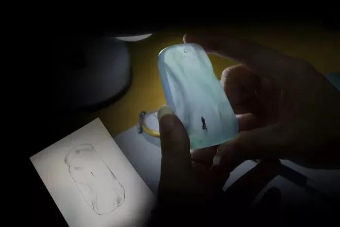 
                如此大胆前卫的玉雕，初见难懂，细味却无穷！
   第3张