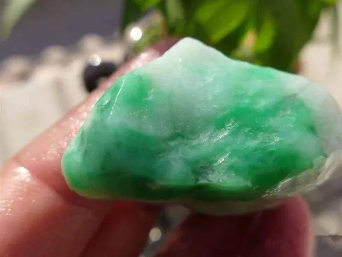 
                切了失望的翡翠原石，成品出来后激动得热泪盈眶！
   第1张