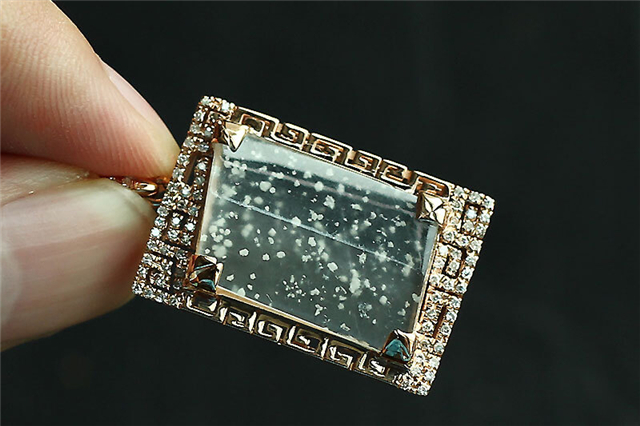 玻璃种翡翠有雪花棉好还是没有好?好不好要看这些因素！   第1张