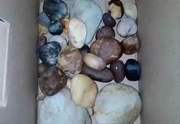 这种石头看起来很像“翡翠”，其实不值钱   第12张