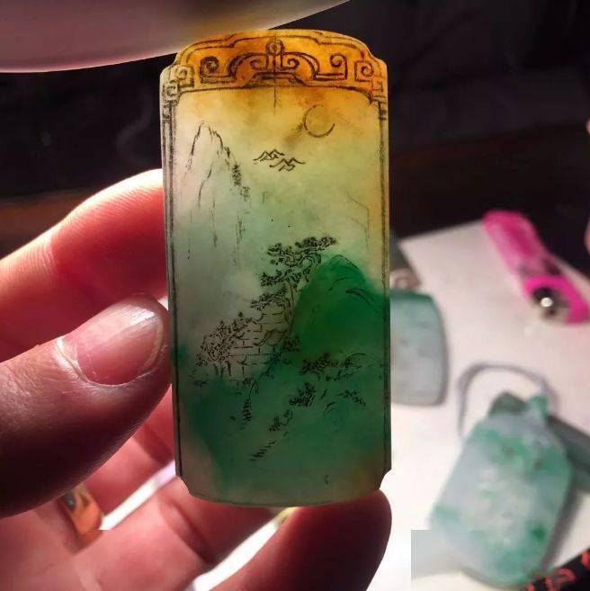 
                一块黄加绿料子从原石到成品的创作过程，这玉雕，绝色仙境！
   第3张