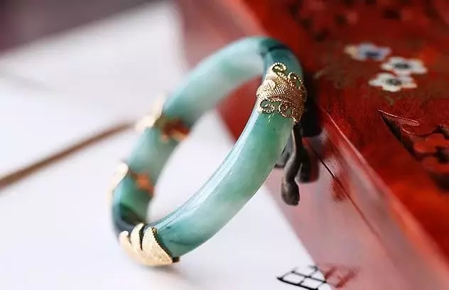 
                翡翠手镯断了怎么办？
   第4张