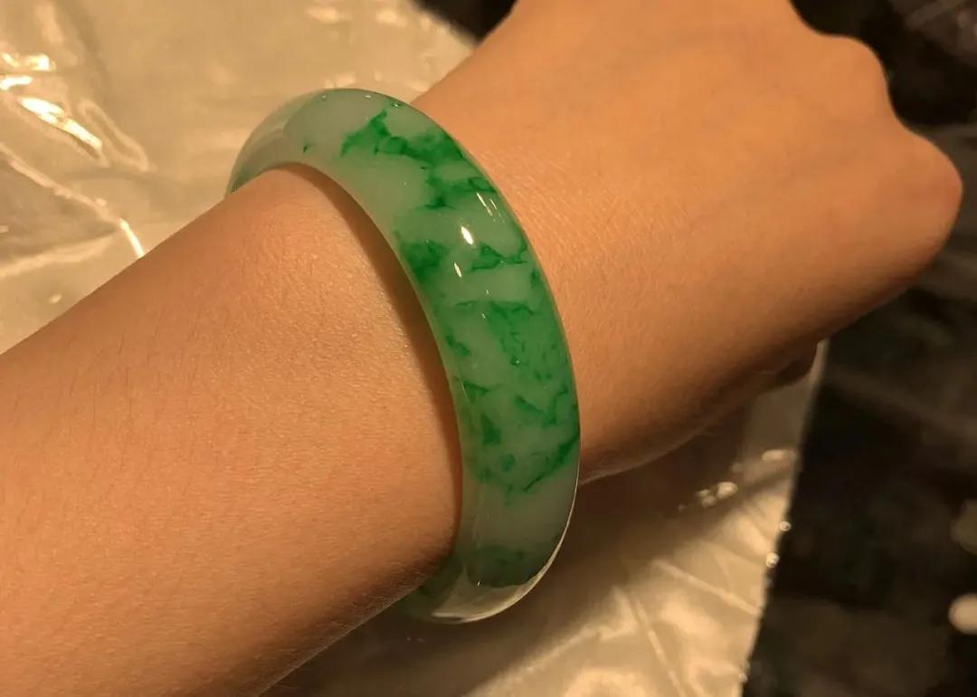
                上亿的翡翠手镯长什么样？壕无人性！
   第4张