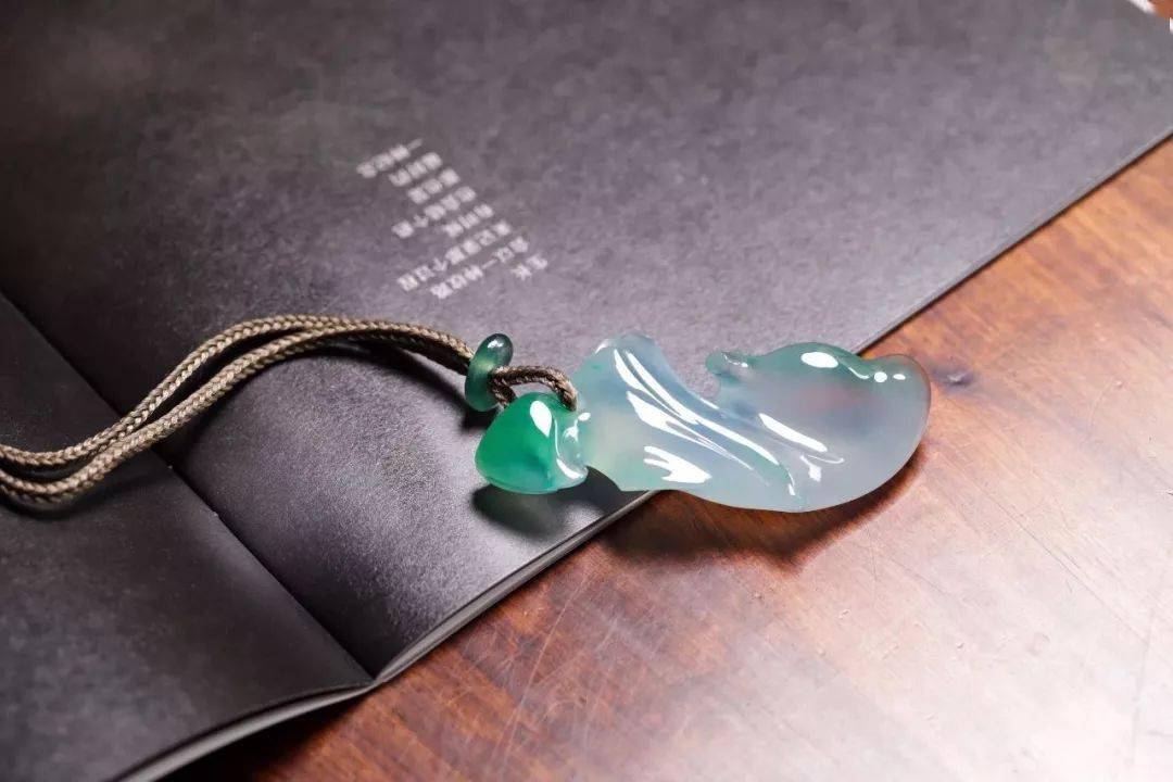 
                美鉴丨成于人匠，翡翠的天成之美
   第3张