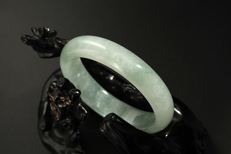 糯种飘花值钱吗？糯种翡翠的市场价格如何？   第2张