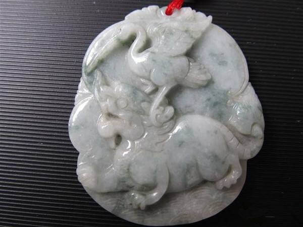 翡翠砖头料透光吗？真实的砖头料原来长这样！   第2张