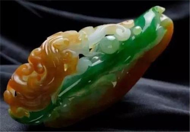 黄加绿翡翠价格高吗？体验一下黄加绿翡翠是何等的魅力非凡！   第2张