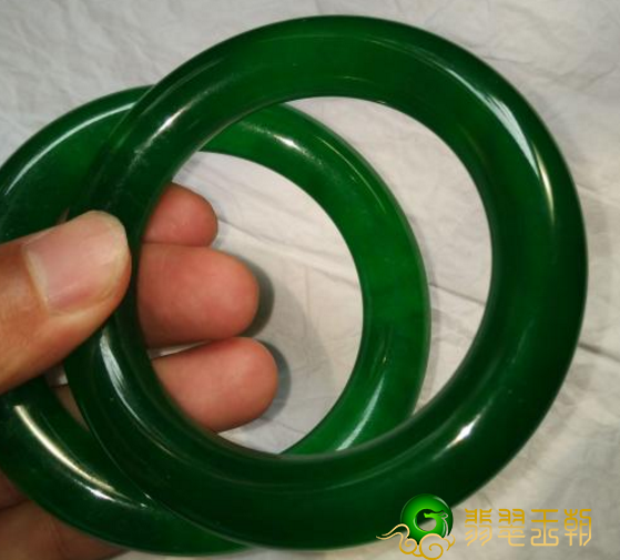 自古以来宝刀配英雄人物，佳人配翠玉，那什么样的翡翠镯子好呢？   第1张
