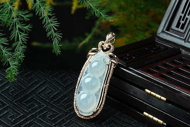 翡翠除了绿色还有白色！来看看白翡翠价格是多少吧！   第1张