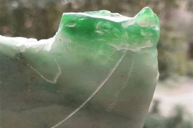 是瑕疵？是俏色？是“锈”？这种翡翠说法多  第5张