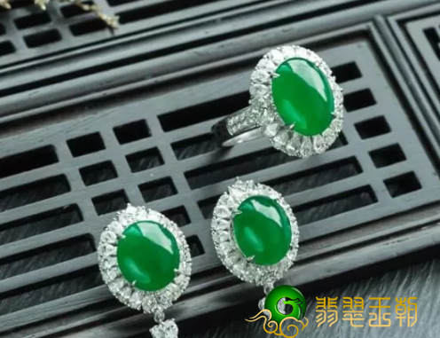 阳绿翡翠是啥 阳绿翡翠详细介绍及文图赏析   第1张