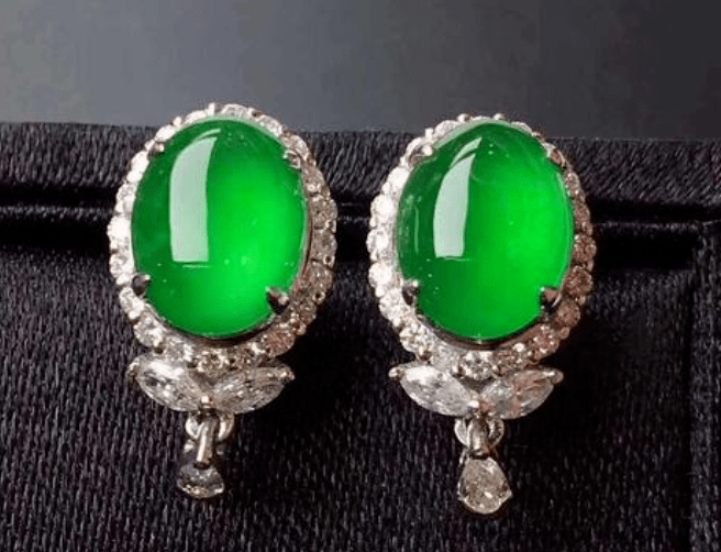 
                精品翡翠蛋面难得一见，最好的叫翡翠之眼！
   第4张