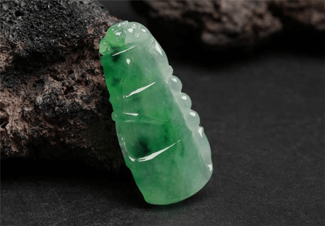 选购翡翠挂件给孩子佩戴，重点绝不是翡翠挂件多少钱！   第1张