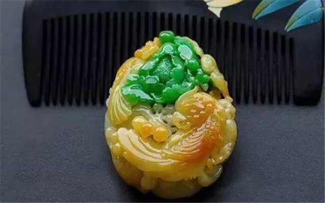 黄加绿翡翠手镯价格是多少？扒一扒翡翠如何鉴别真假！   第1张