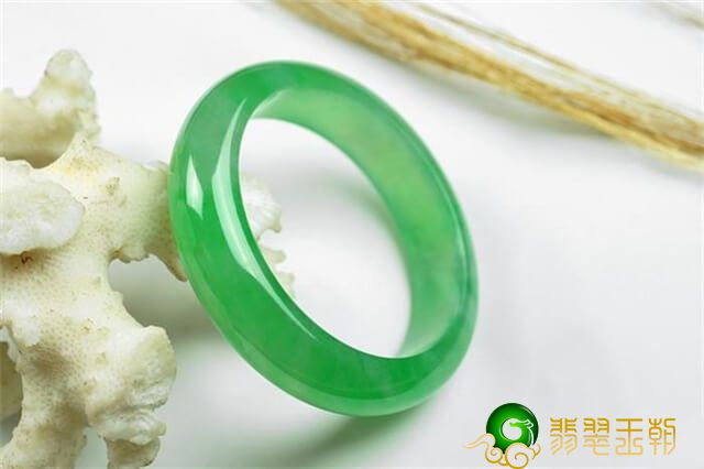 销售市场上那么多满绿翡翠镯子，为何价钱差别那么大？   第3张