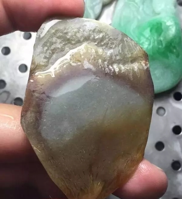 
                一块丑丑的翡翠怪桩料竟然被雕刻师设计的这么惊艳——三世佛！
   第1张