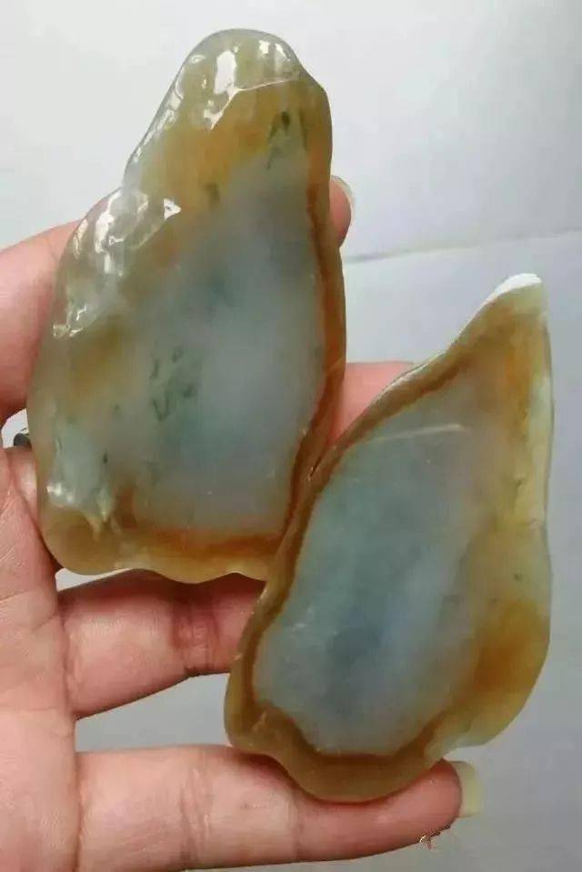 
                3800买的翡翠原石，雕琢后不愧是行走在刀尖上的艺术品啊！
   第1张