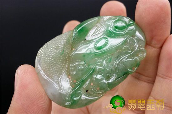 白菜翡翠的寓意是什么 翡翠白菜寓意 翡翠白菜如何去摆放？   第1张