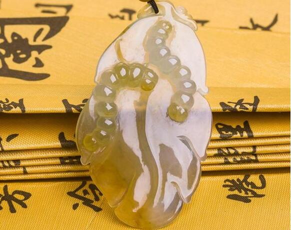 翡翠蚕的雕刻造型有哪些？翡翠蚕有什么寓意？   第1张