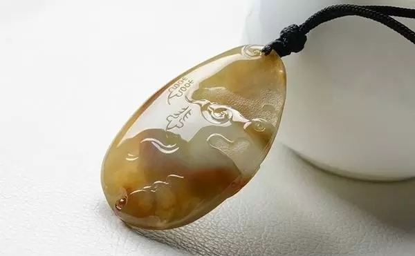 
                一块丑丑的翡翠怪桩料竟然被雕刻师设计的这么惊艳——三世佛！
   第7张