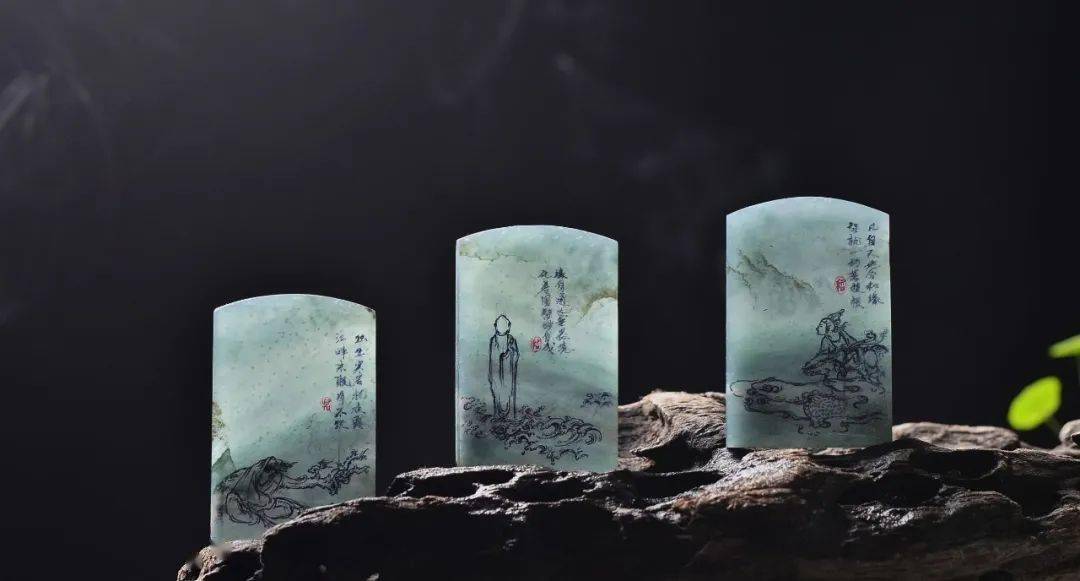 三块蓝水飘雪花棉的翡翠片料，设计集合了地海空，太有竟境了！  第2张