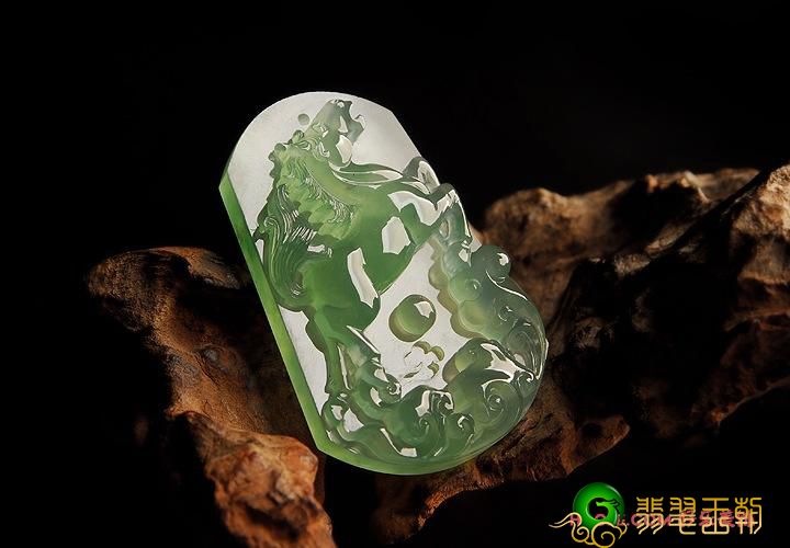 龙石种翡翠特征及图文鉴赏 