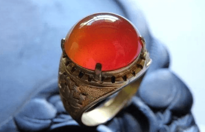 鸡冠红翡翠价值极高，市面上假货泛滥要怎么分辨？   第2张