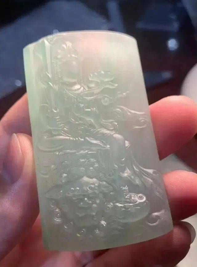 
                一块高冰的翡翠片料，俏色巧雕文殊菩萨，成品太迷人了！
   第4张