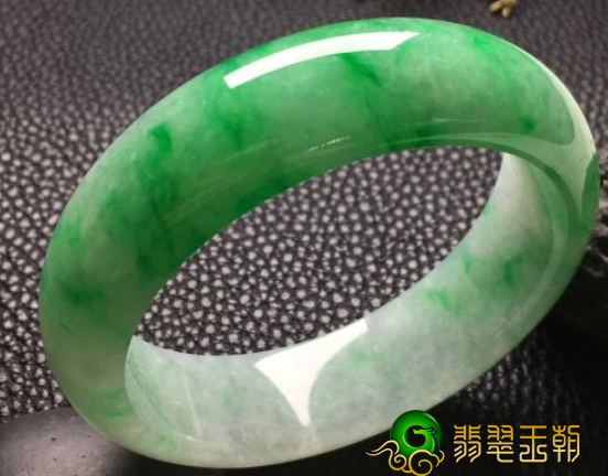 糯种阳绿翡翠镯子的价钱如何？记牢这种知识要点！   第1张