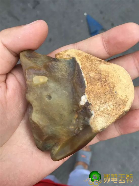 怎样用灯光效果来分辨翡翠翡翠原石雾色的浓淡   第2张